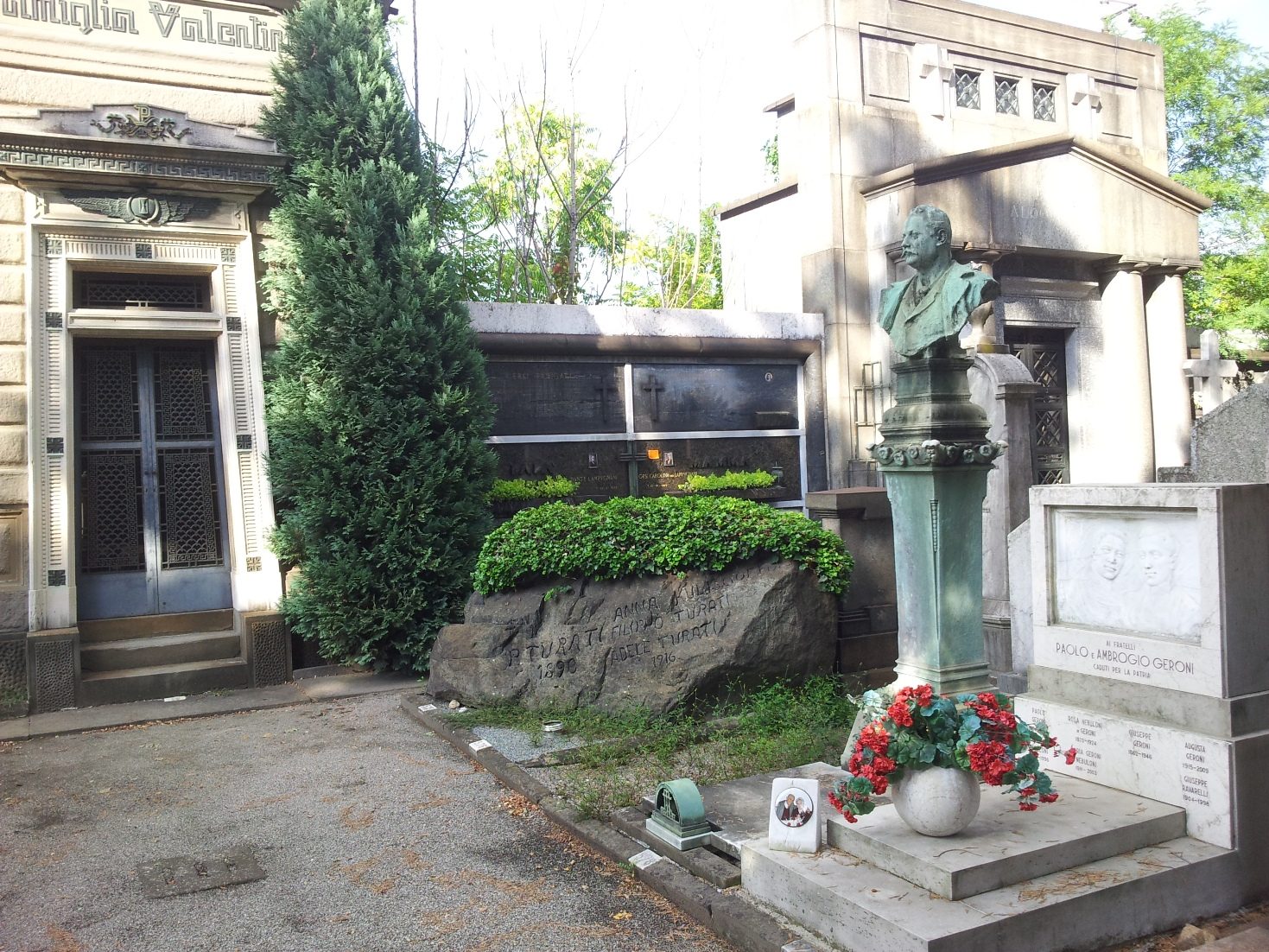 Anna Kuliscioff's tomb, Monumental Cemetery, MIlan - 01.jpg